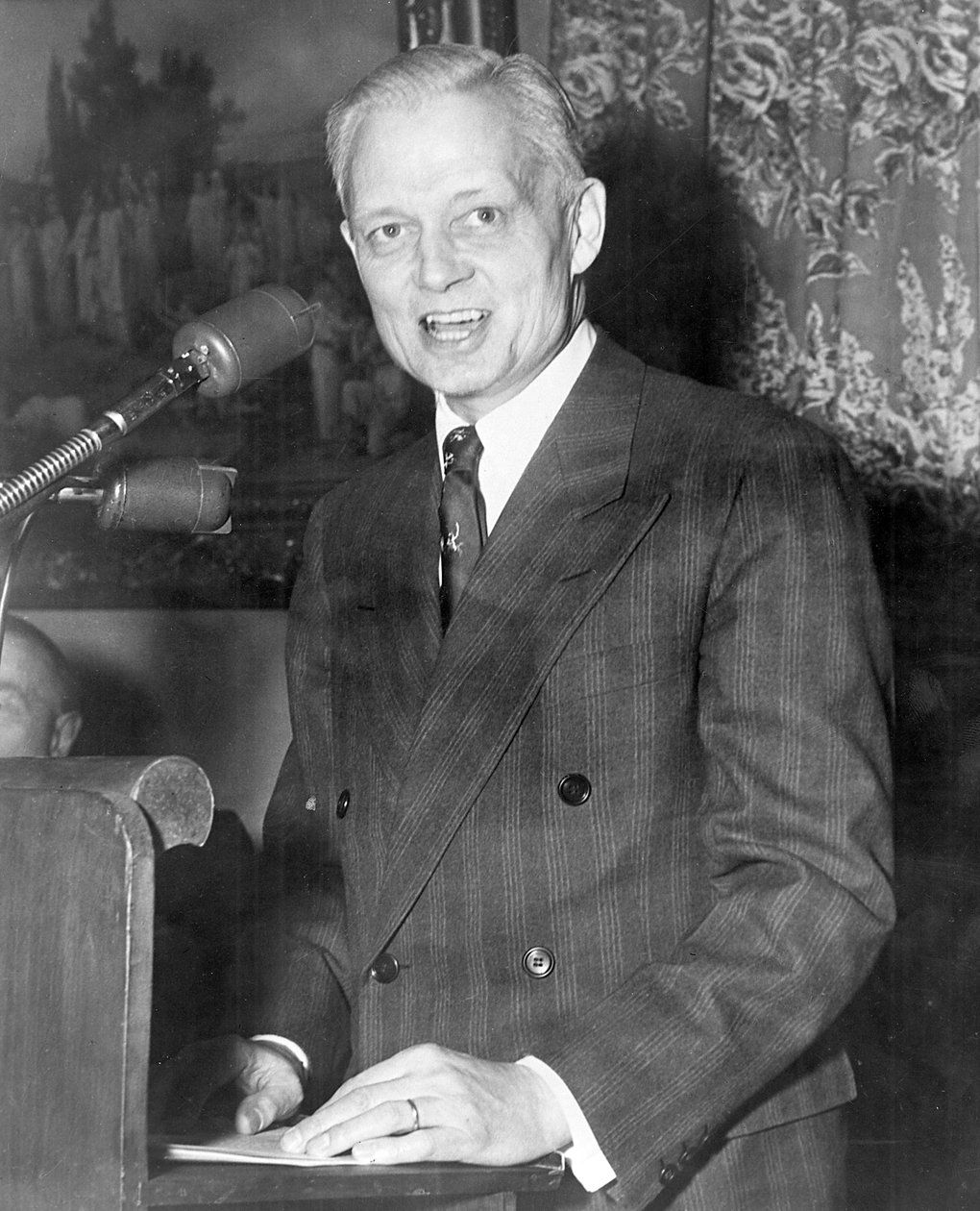 シャーマンアダムス1899-1986年、アメリカの政治家が演説 作： 不明