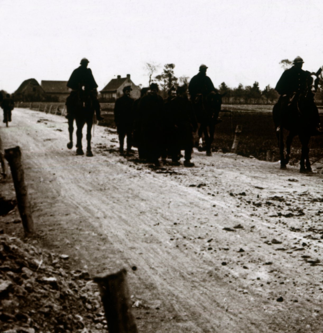 道路上の兵士、c1914-c1918 作： 不明