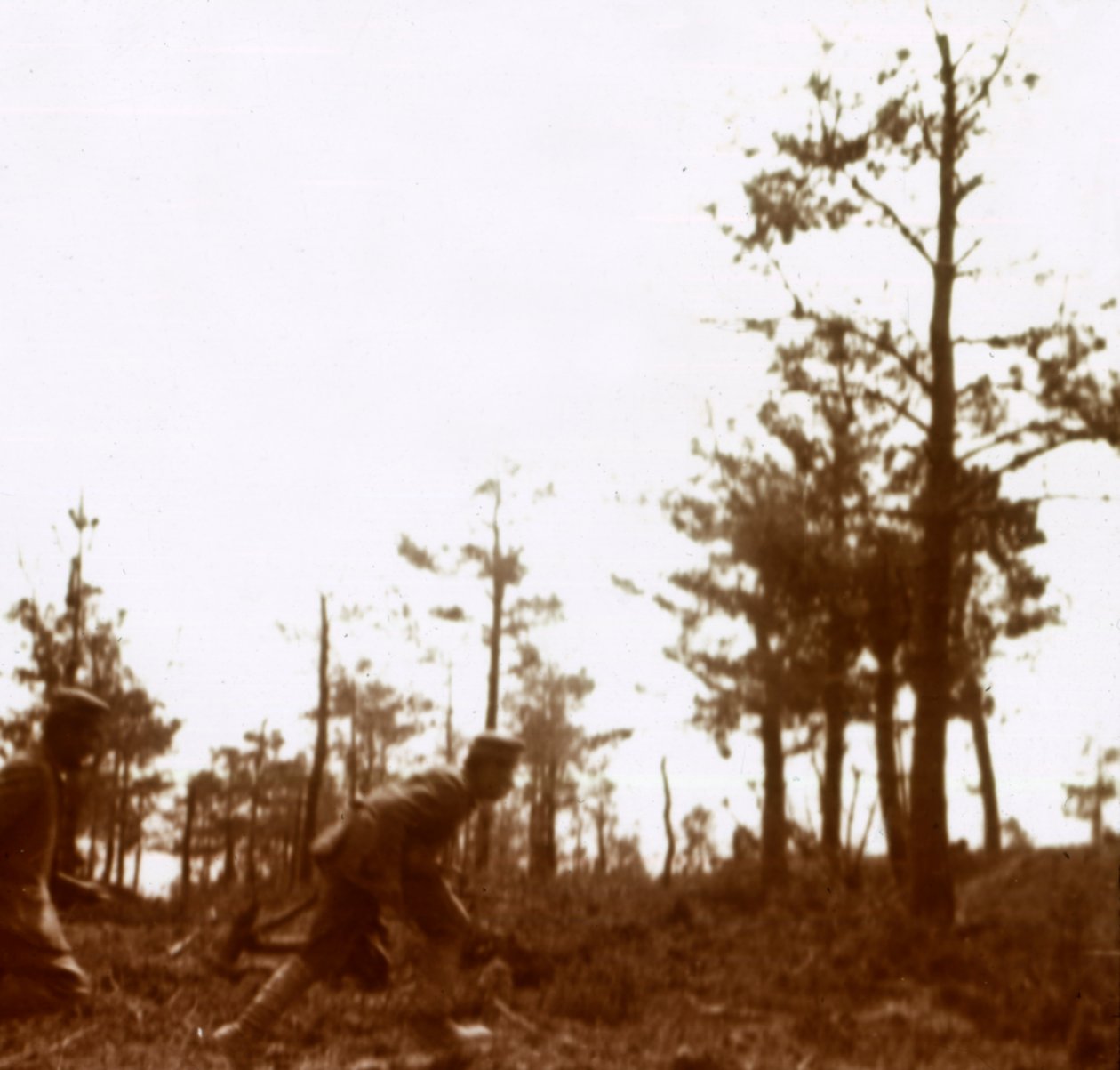 戦場で走る兵士、c1914-c1918 作： 不明