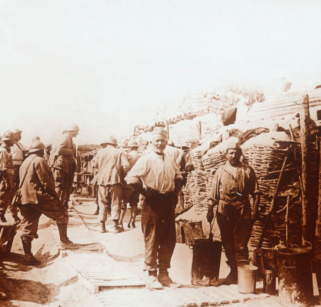 金属容器付きの兵士、c1914-c1918 作： 不明