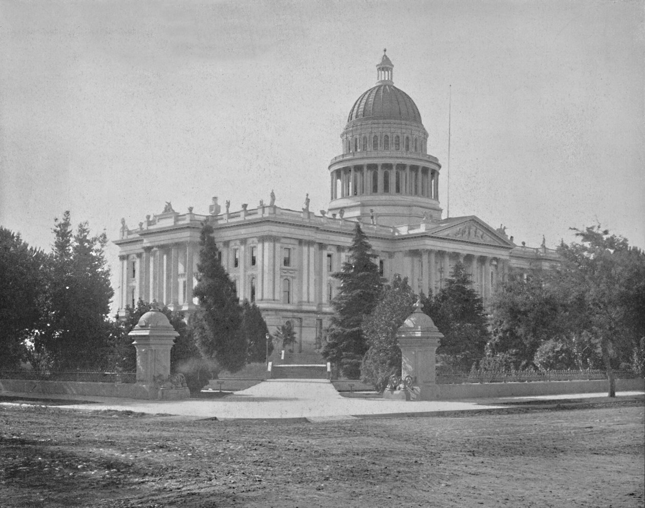 州議会議事堂、カリフォルニア州サクラメント、c1897。 作： 不明