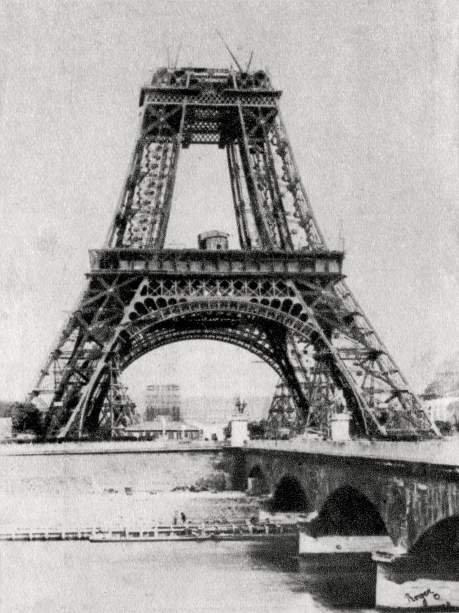 建設中のエッフェル塔、パリ、c1888 作： 不明