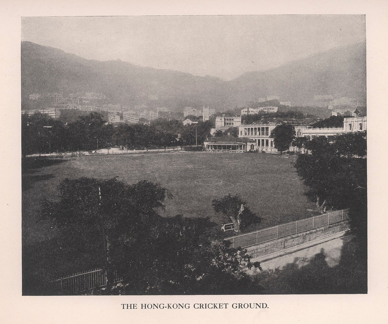 香港クリケット場、1912年。 作： 不明