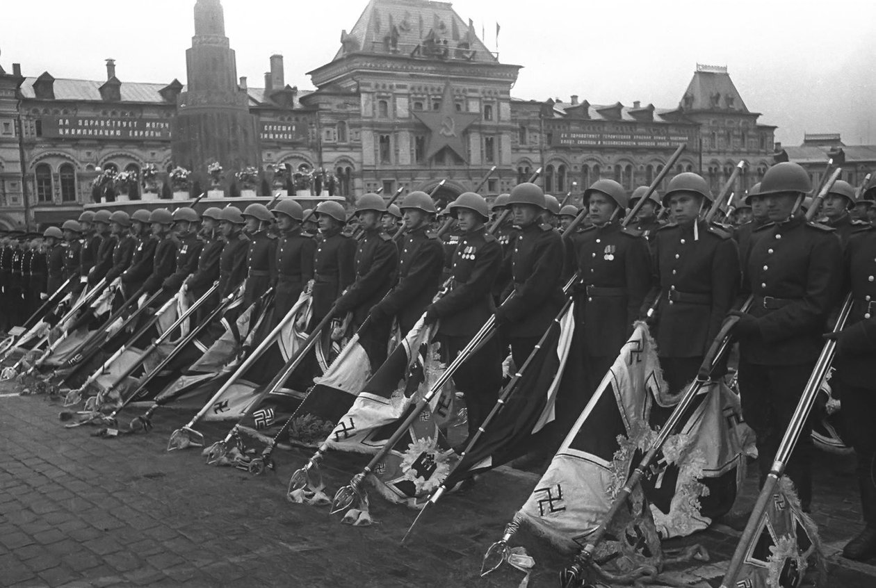 1945年6月24日、モスクワ勝利パレード 作： 不明
