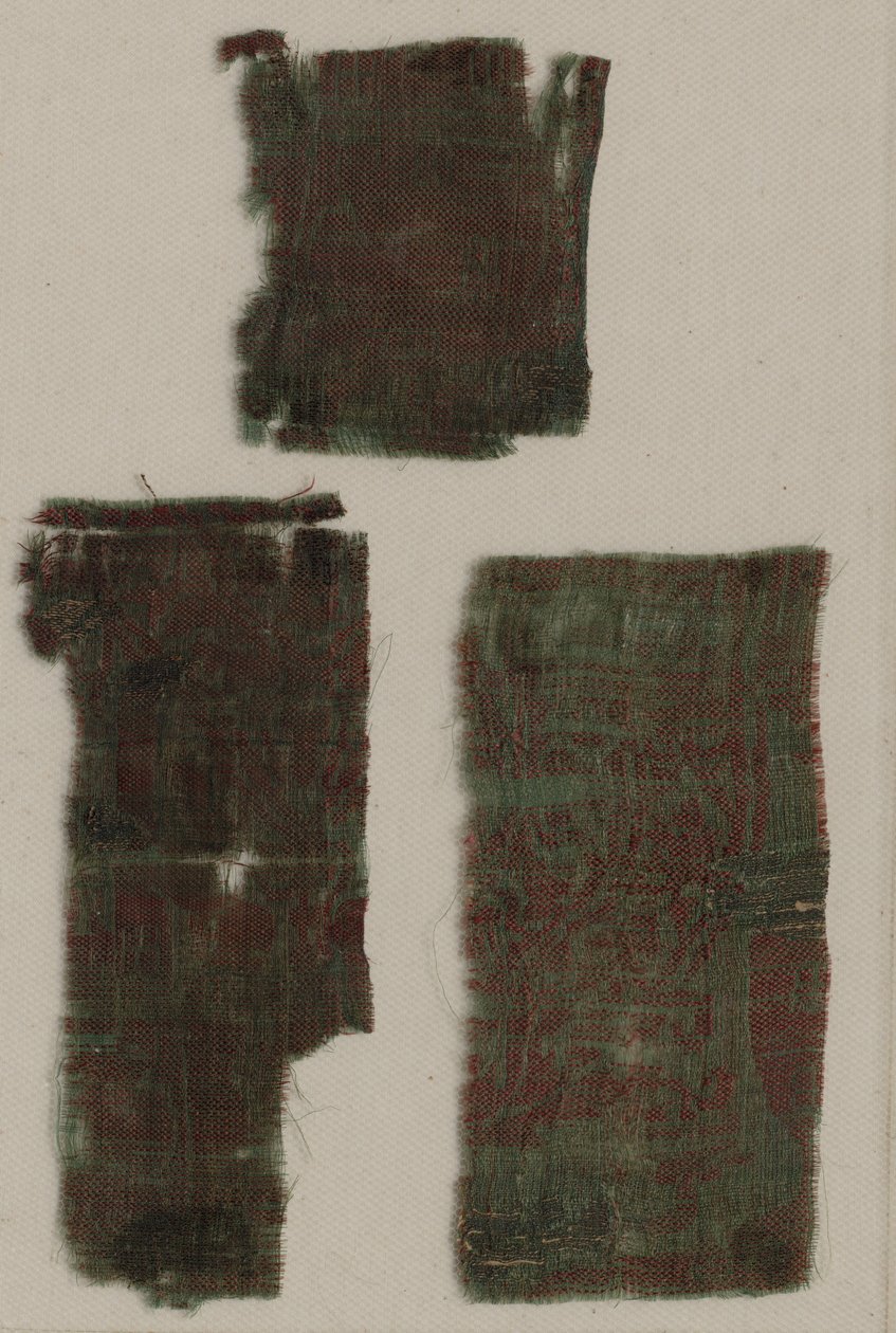 イタリアのゴシックシルクの3つの断片、1300年代。 作： 不明