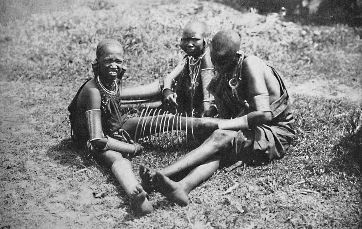 3人の若いマサイ女性、1912 作： 不明