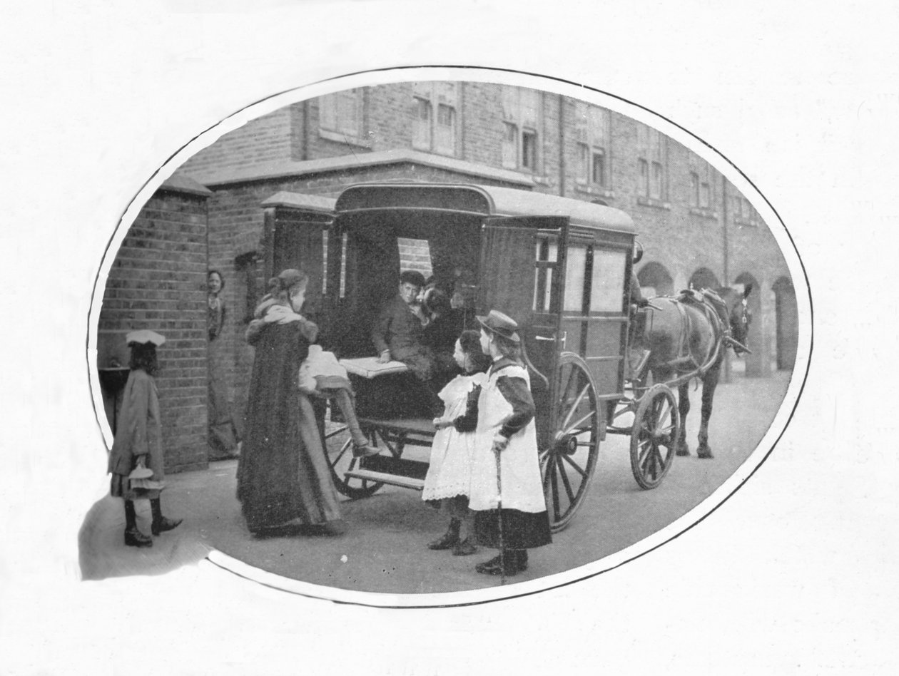 救急車で学校まで、ロンドン、c1903 1903 作： 不明