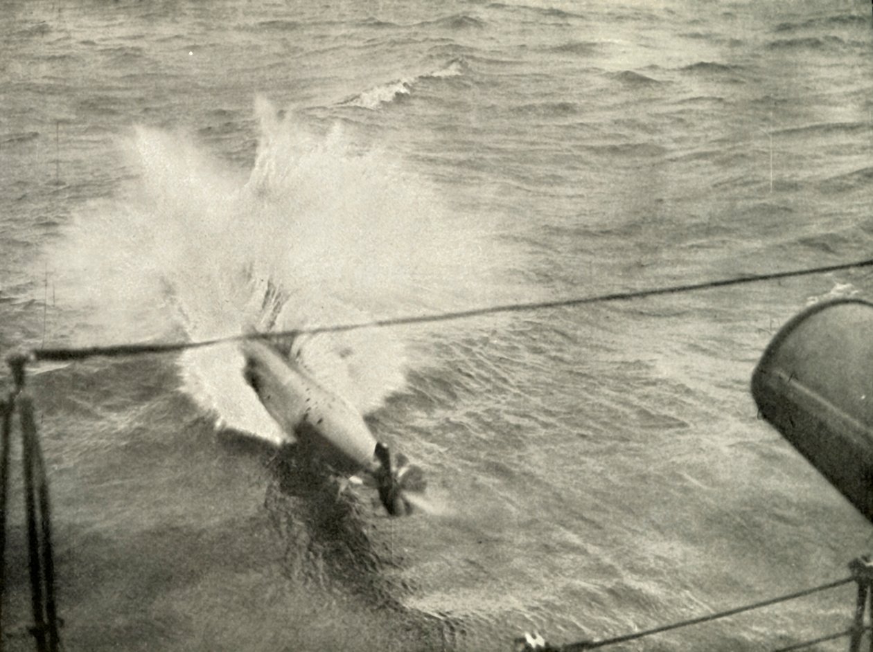 水に入る魚雷、1919年。 作： 不明