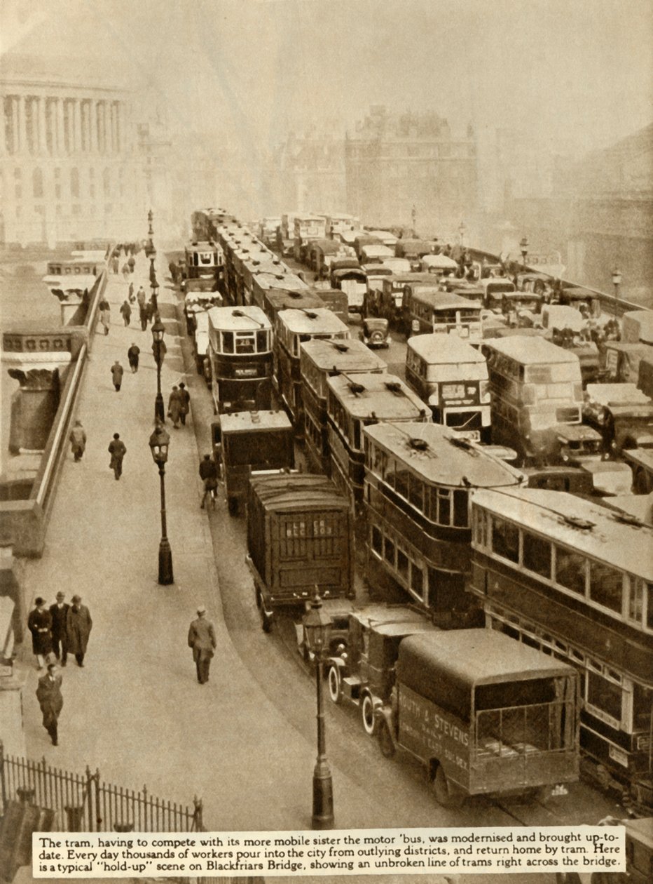 1935年、ブラックフライアーズブリッジ、ロンドンの交通渋滞。 作： 不明