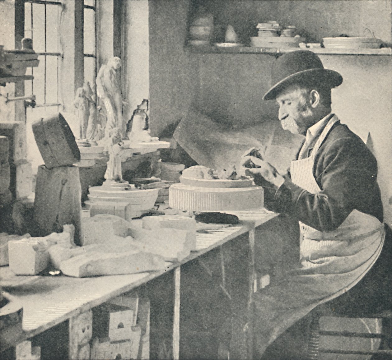 生の粘土の部分をトリミングする、c1917 作： 不明