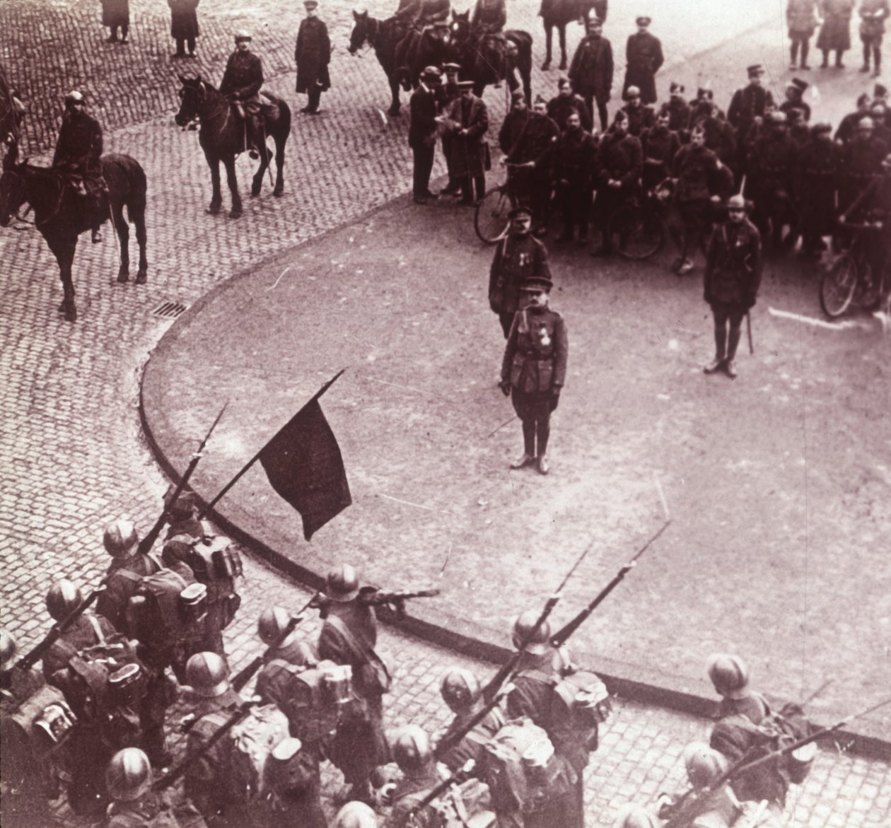 軍隊行進、アーヘン、ドイツ、c1914-c1918 作： 不明