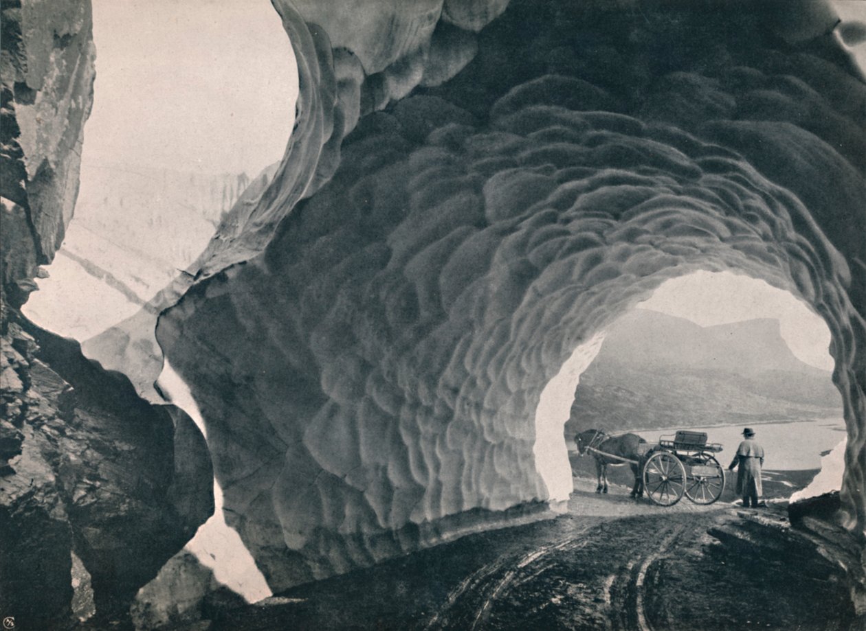 雪の中のトンネル、ホークリッド峠、1914年。 作： 不明