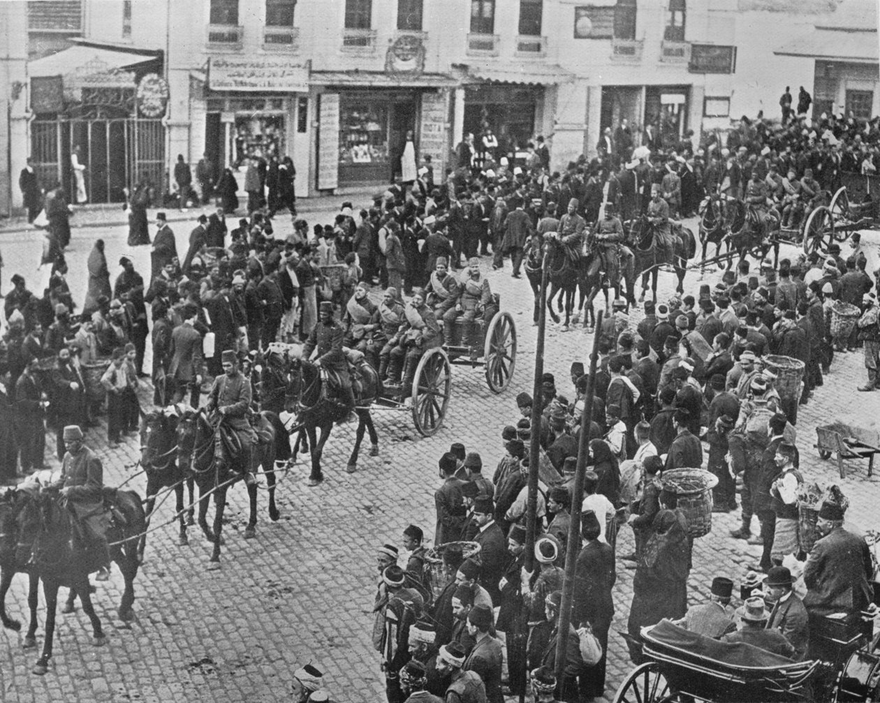 1915年にコンスタンティノープルを現役に任せるトルコ砲兵 作： 不明