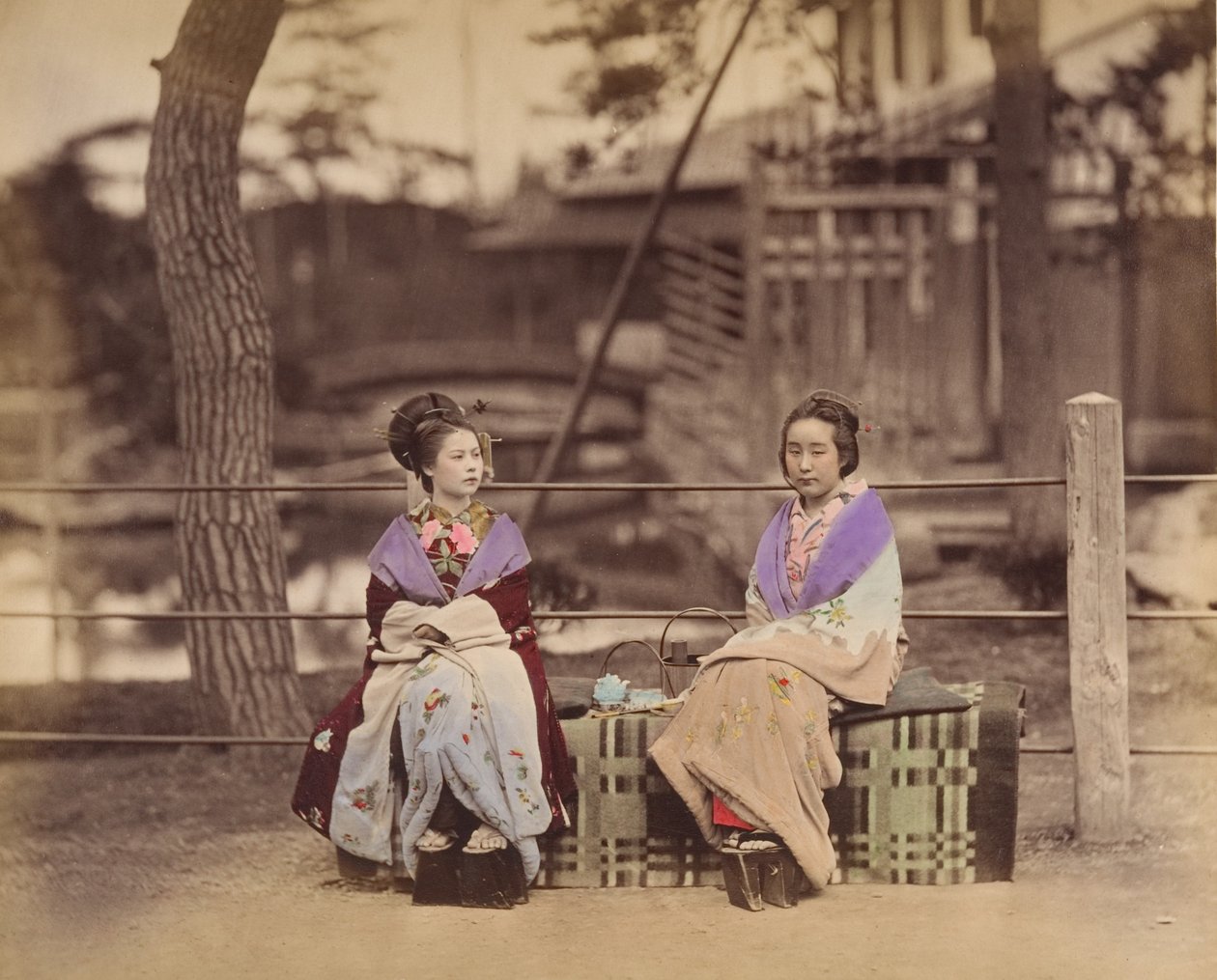 [ベンチに座る 2 人の日本人女性]、1870 年代。 作： 不明