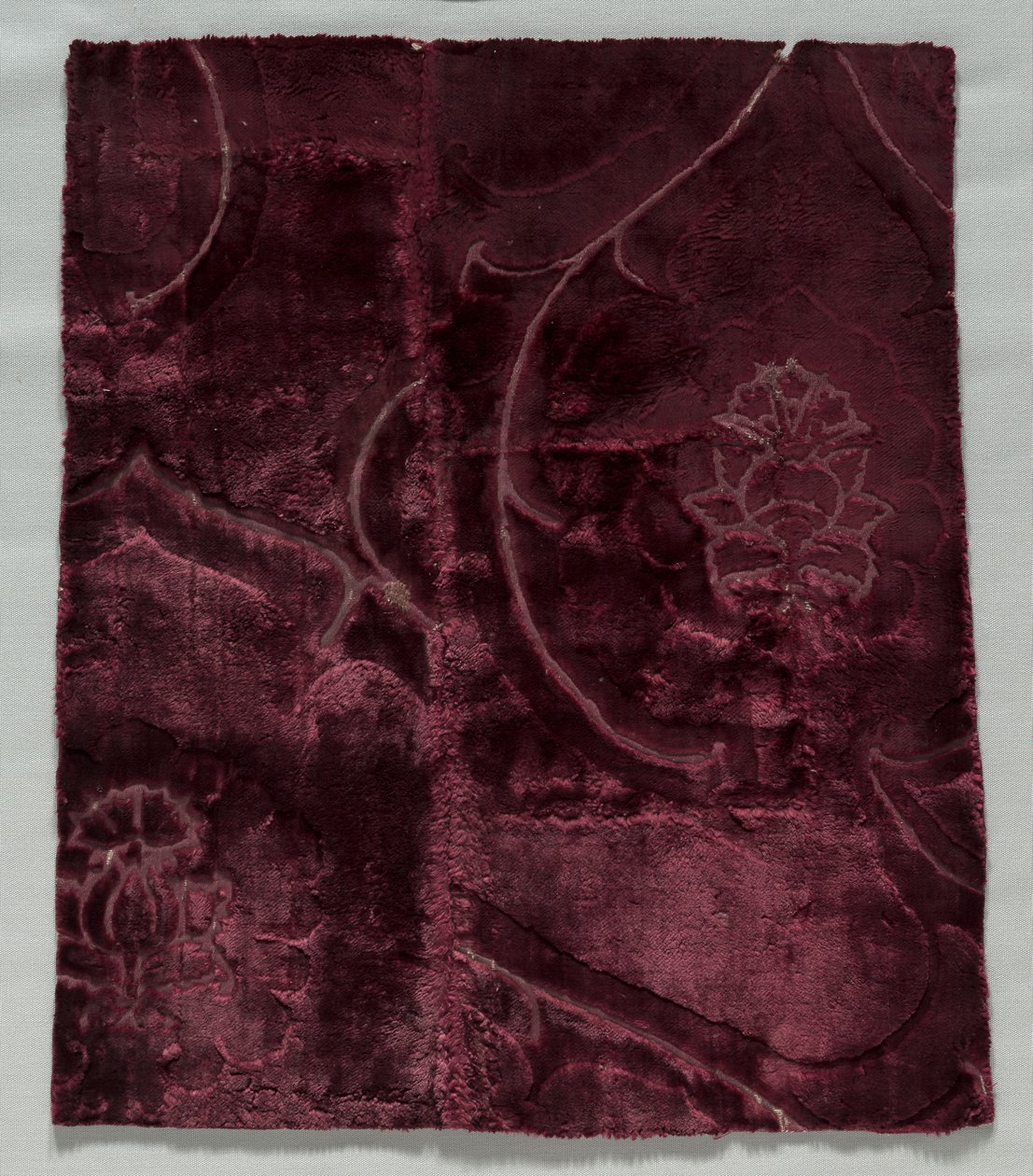 2つのベルベットの断片が1400年代に縫い合わされました。 作： 不明
