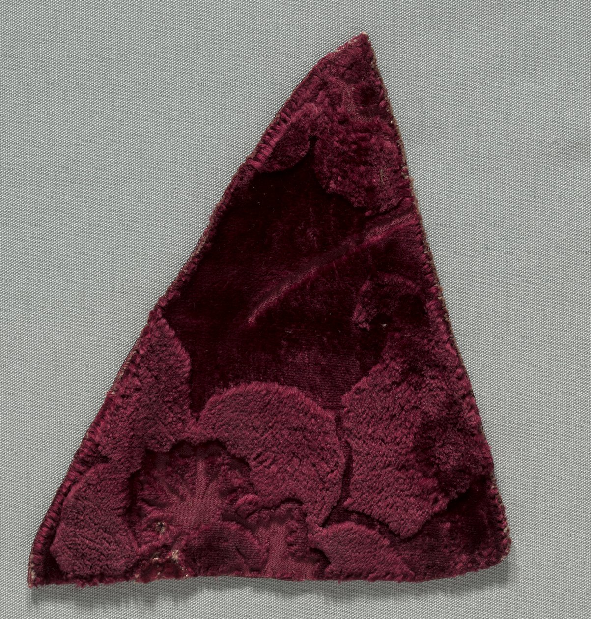 2つのベルベットの断片が1400年代に縫い合わされました。 作： 不明