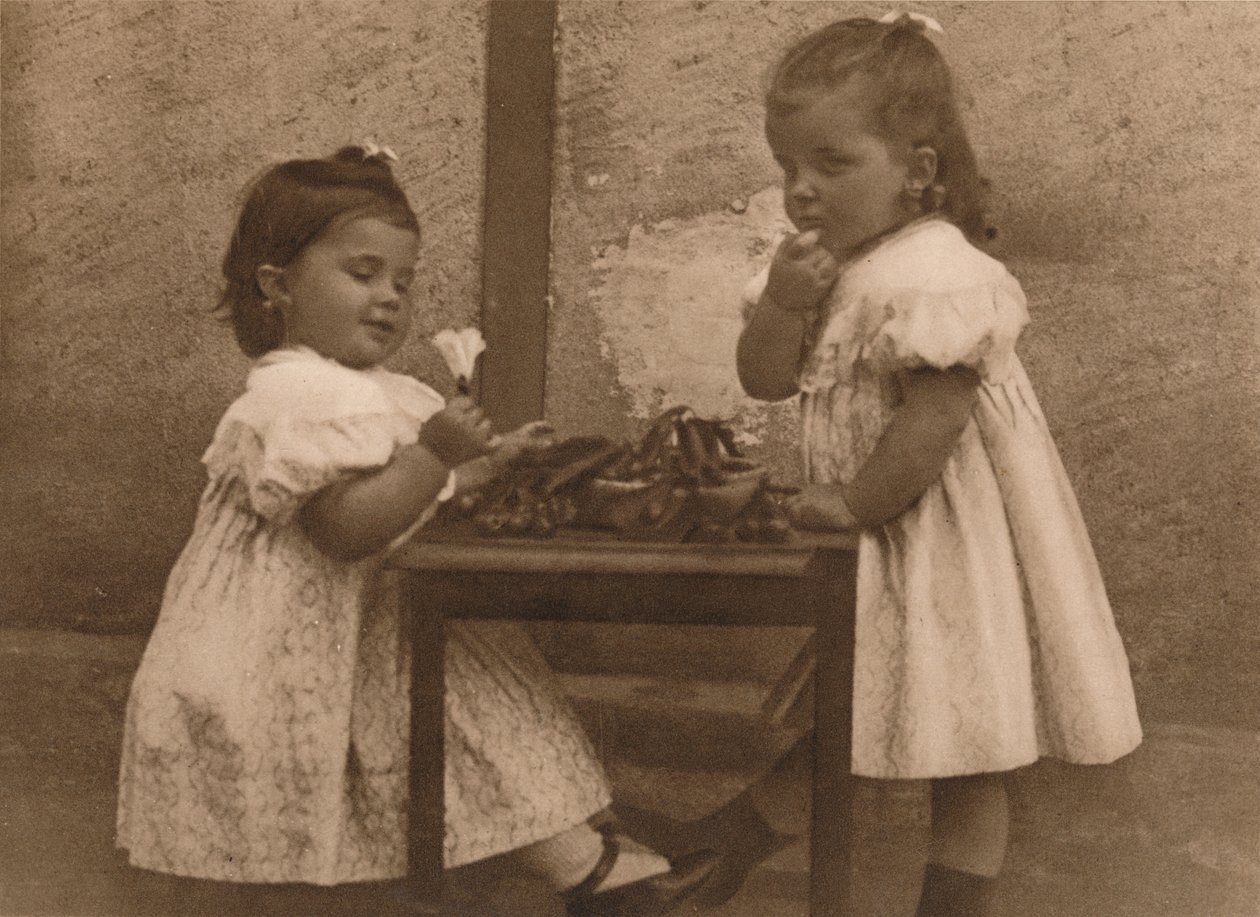 1937年、テーブルで2人の少女。 作： 不明