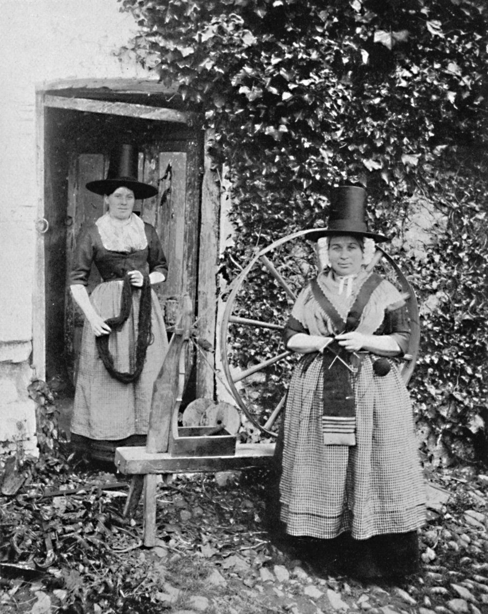 1912年、糸車を持つウェールズ人女性 作： 不明