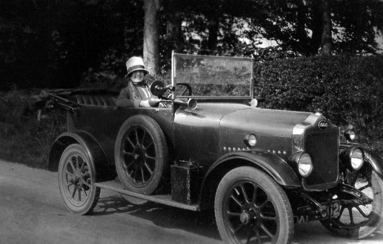 車を運転する女性、1930 作： 不明