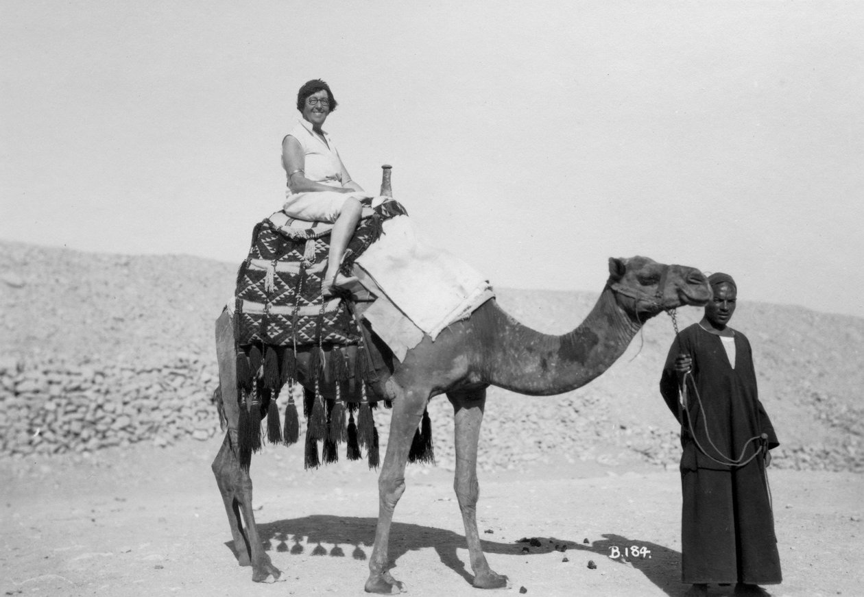 ラクダツアーの女性、エジプト、c1920s-c1930s 作： 不明