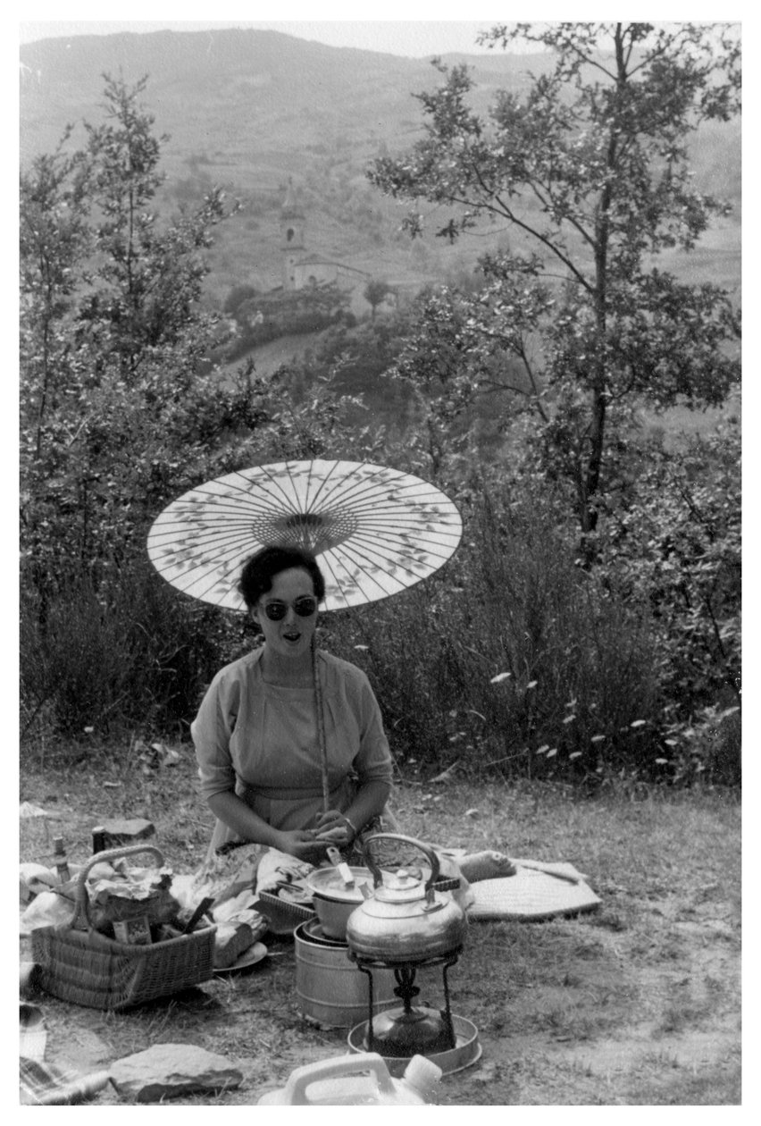 ピクニックをしている日傘の下の女性、c1950-1969 作： 不明