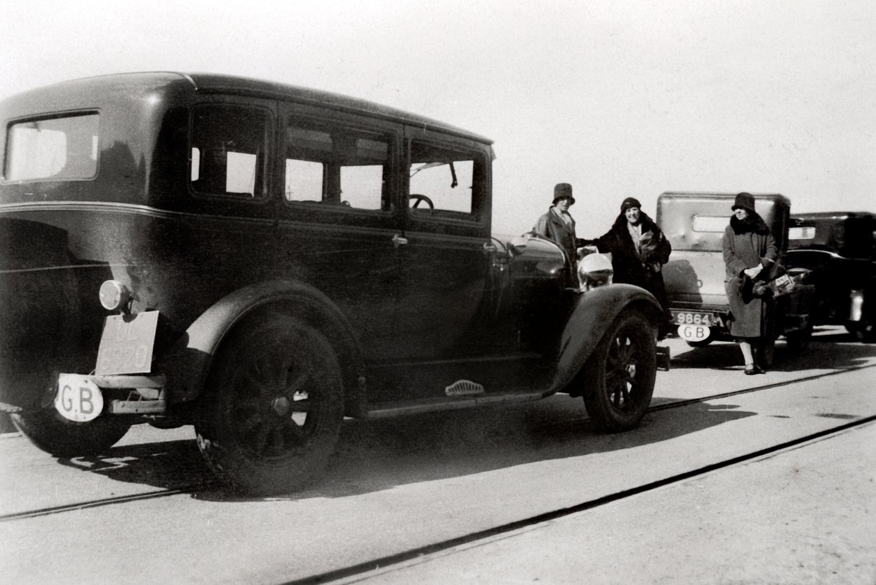 女性と駐車中の車、1930 作： 不明