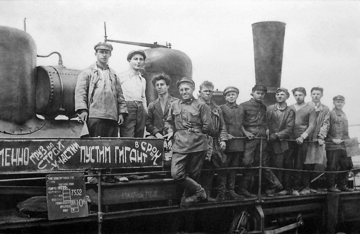 マグニトゴルスクの労働者、ソ連、1932年。 作： 不明