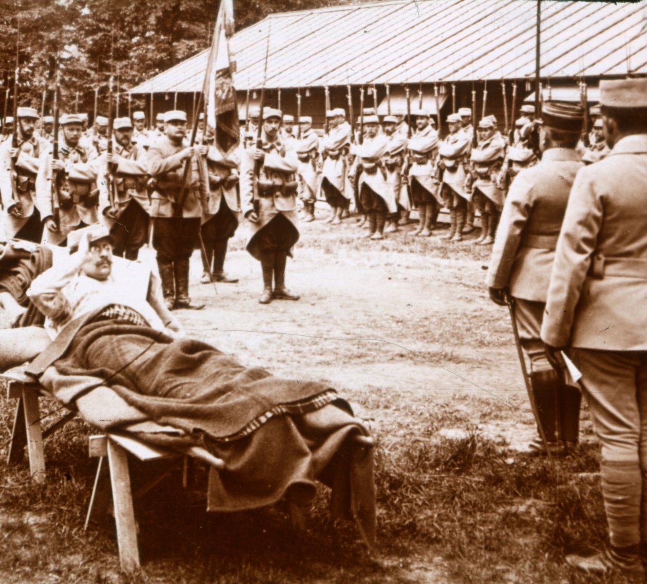 負傷した警官、旗に敬礼c1914-c1918 作： 不明