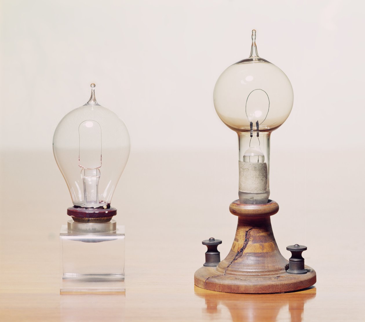 初期の電球：左：最初の商用電球、右：Thomas Alva Edison製の電気フィラメントランプ 作： 不明不明