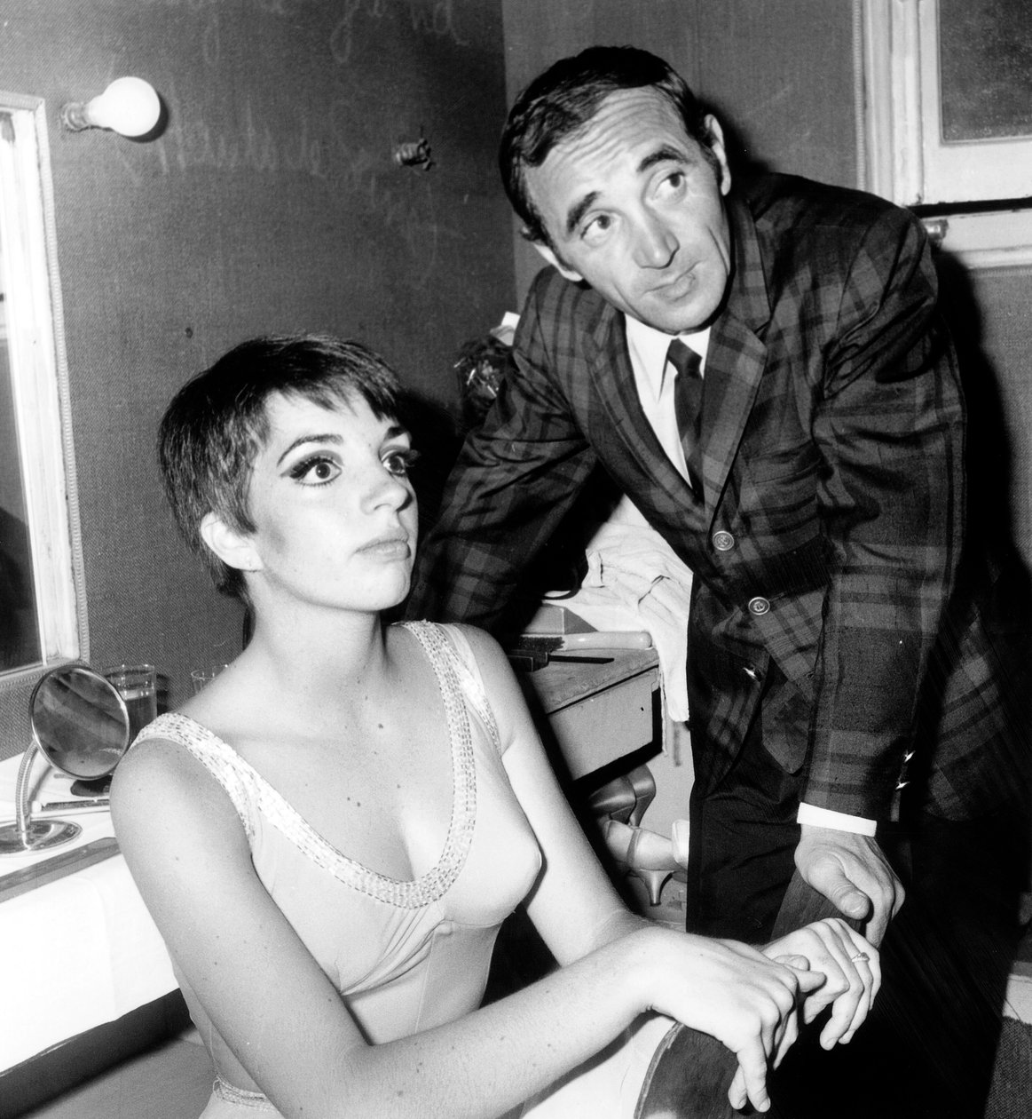 フランスの歌手Charles Aznavour 1966年5月16日、オリンピアの舞台裏でLiza Minnelliを祝福 作： 不明不明