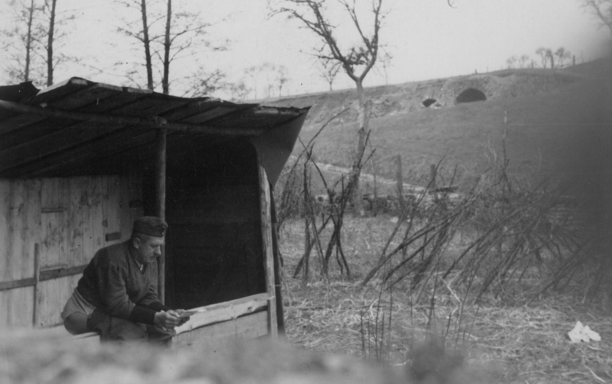 トイレを使う兵士、1942 作： 不明不明