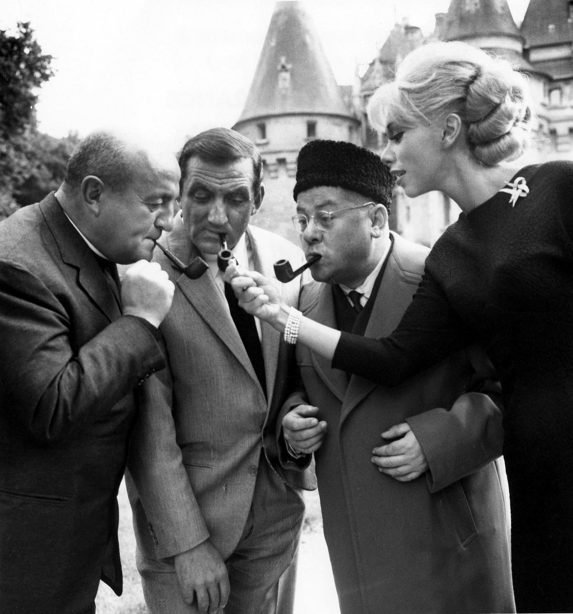 1964年の映画「Les Barbouzes」のセットでのBernard Blier、Lino Ventura、Francis Blanche、Mireille Darc 作： 不明不明