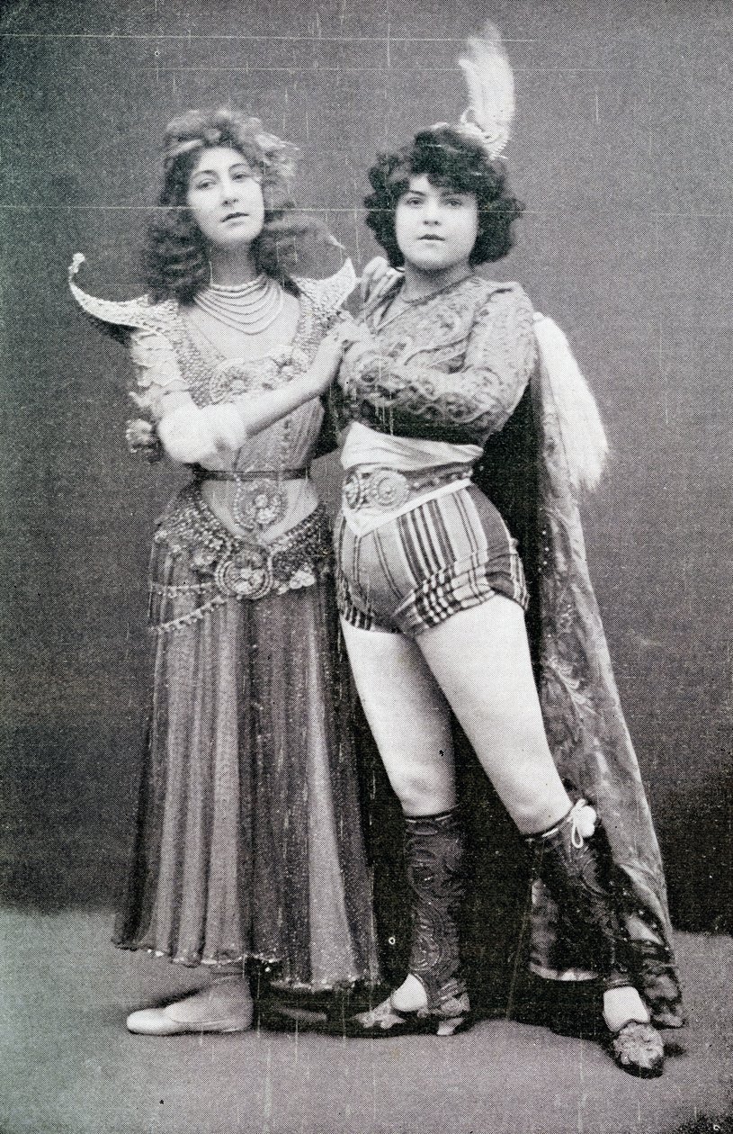 ロンドンのパレスシアターで付添人のラリーペルノドとともに1901年にインドの女神「ラヤクチャ」として登場するリアンデプジー 作： 不明不明