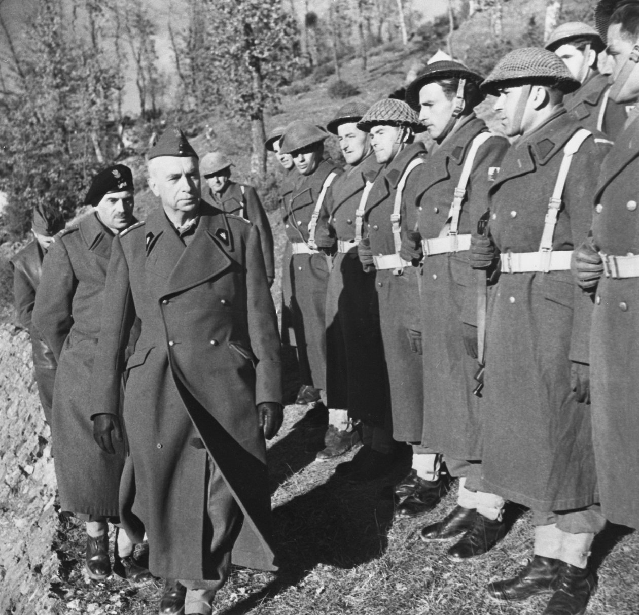 カッシーノの戦い：1944年3月30日、ヴワディスワフアンダース将軍が指揮するポーランド第2軍団を訪問中、ポーランド軍の総司令官カジミエシュソスコフスキー将軍 作： 不明不明