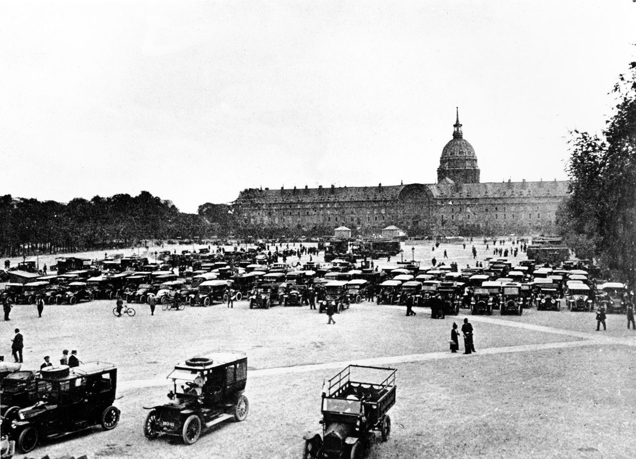 1914年9月、マルヌの最初の戦いに軍隊を輸送するための出発のためにパリのアンヴァリッドで集まったマルヌのタクシー 作： 不明不明