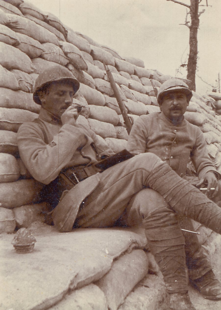 塹壕で喫煙する2人の兵士、第一次世界大戦、1914年から18年 作： 不明不明