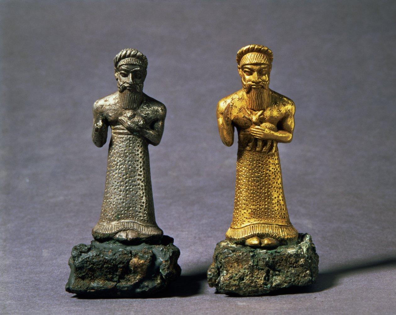 紀元前1150年頃、イラン南西部のスーサ出身のエラミット時代の山羊の供物を運んだ男性2人の像 作： 不明不明