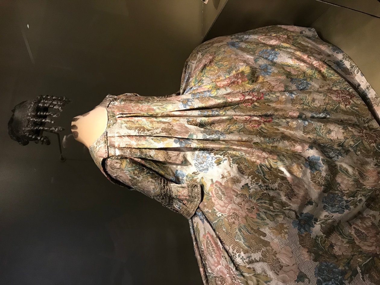 ワトー・プリーツのフレンチ・ドレス、1730-1750年 作： 無名の画家
