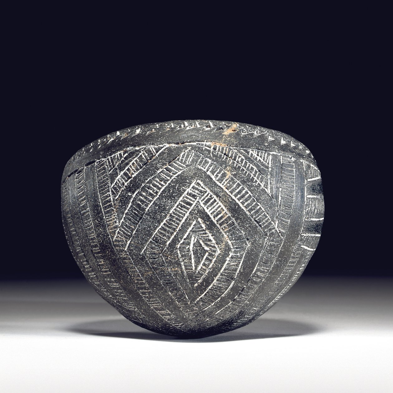 切開したボウル、Kerma C-group、c.2050-1850 BC 作： 不明