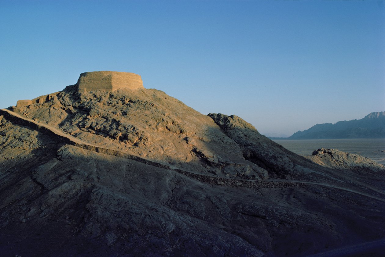 沈黙の塔（写真 作： 不明