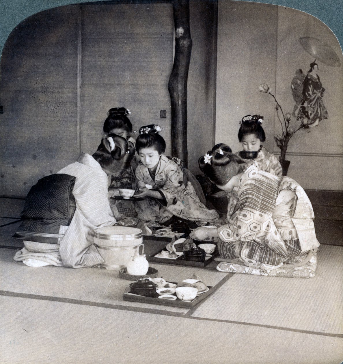 夕食時の芸者、東京、日本、1904 作： アンダーウッドとアンダーウッド