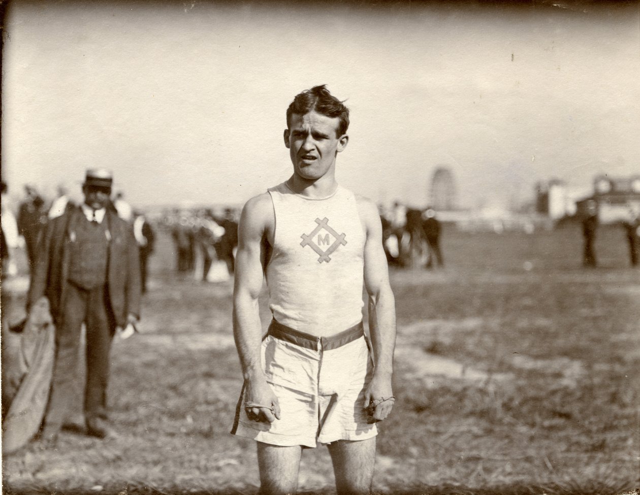 1904オリンピック-100メートルダッシュで優勝したミルウォーキーアスレチッククラブ、アーチーハーン 作： 不明