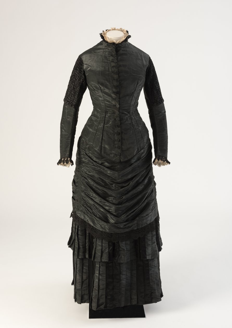 黒い水をまかれた絹の喪服、1880年代（絹） 作： 不明不明