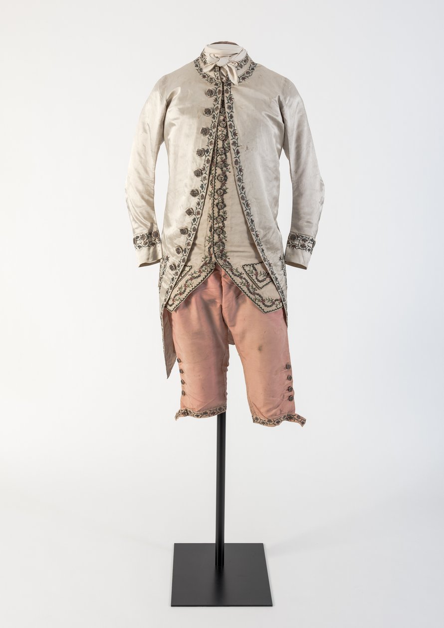 マンクリームシルクサテン刺繍コートとピンクシルクブリーチ、1780年代（シルク） 作： 不明不明
