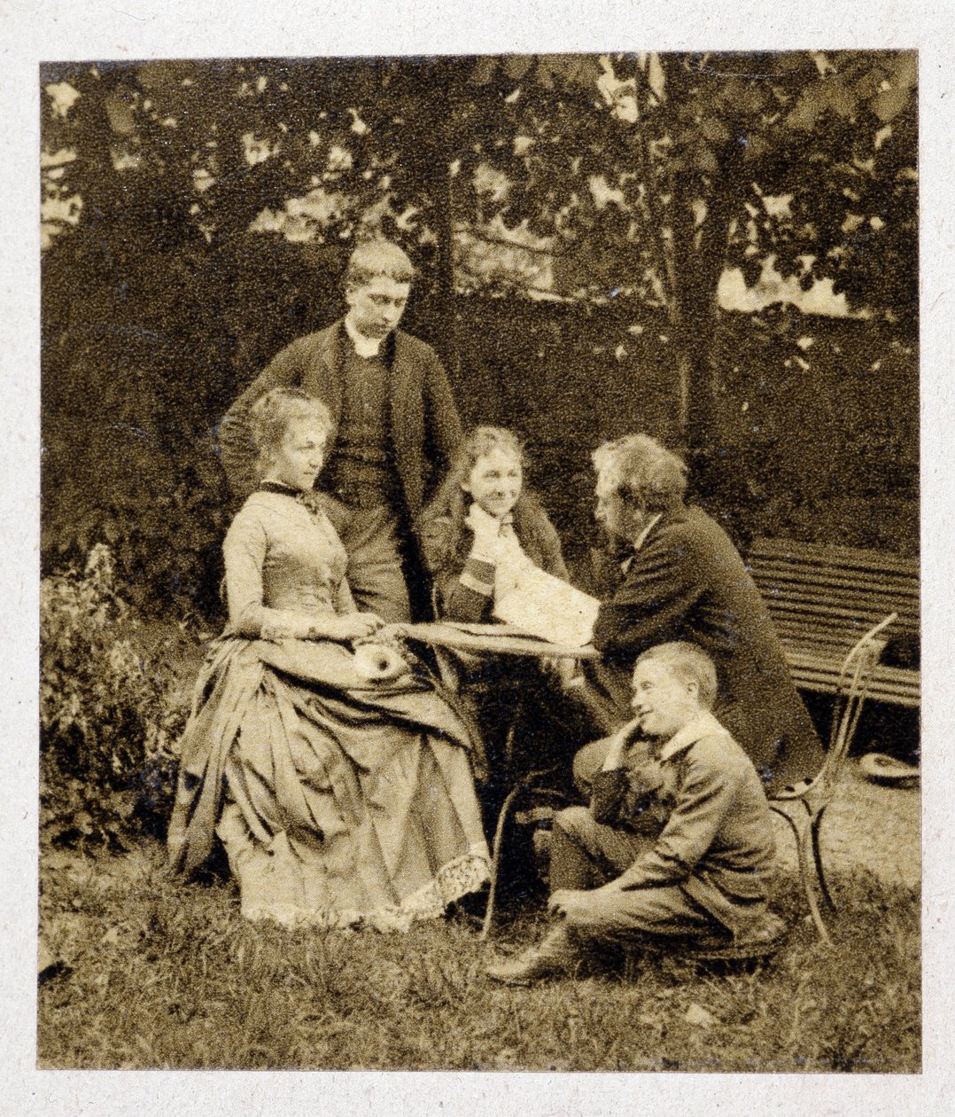 家族と一緒のギュスターヴ・エッフェル写真撮影 1882年 作： 未知の写真家