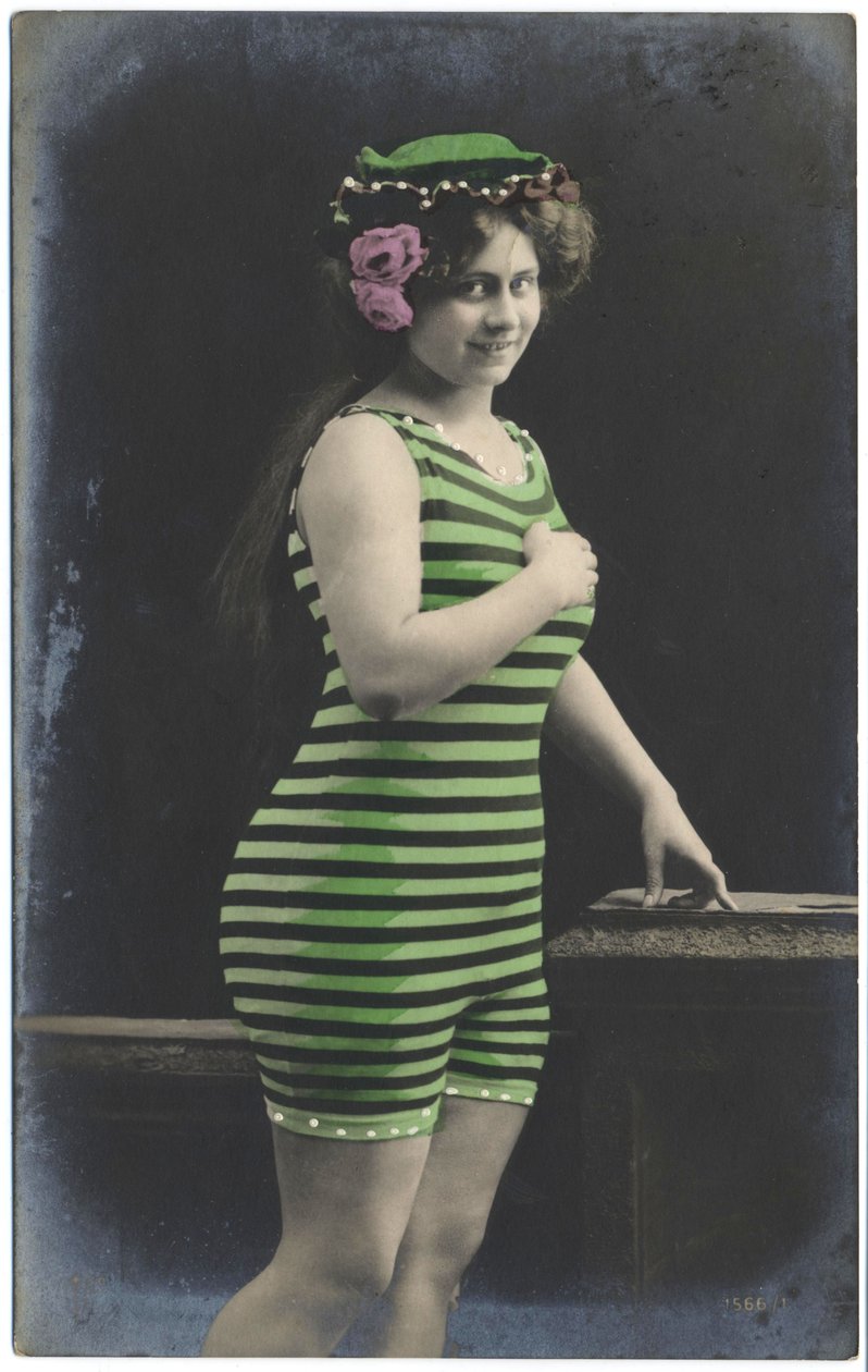 水着姿の女性、c. 1910年（はがき） 作： 未知の写真家