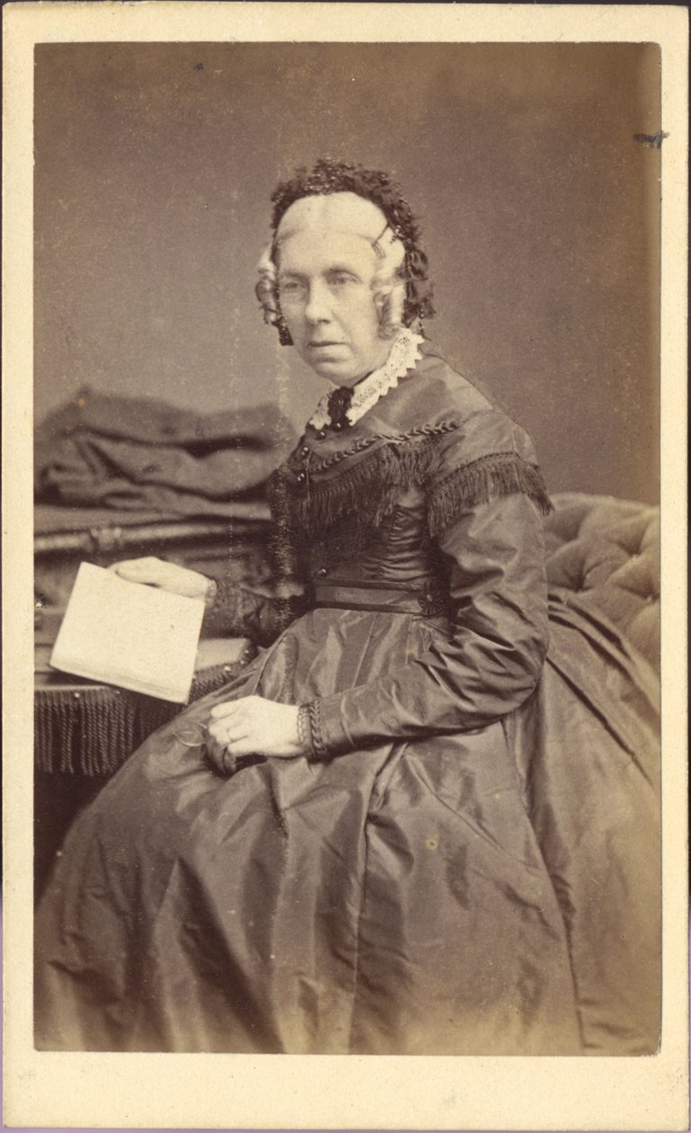 本を持つ女性、1860年頃（写真） 作： 未知の写真家