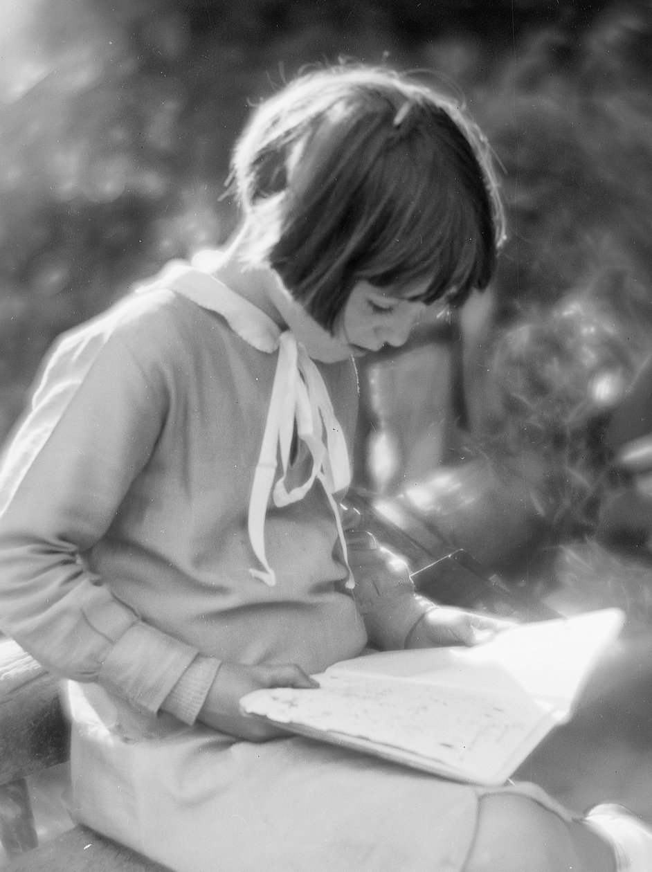読書中の少女; 写真スタジオ 作： ヴィンチェンツォ・バロッキ