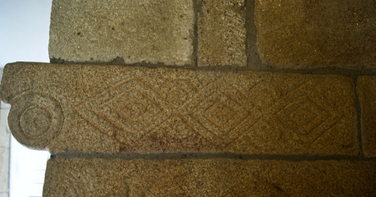 サンペドロデバルセマン、セ、ポルトガル、ラメゴのチャペルの西ゴート族の彫刻c.599（花崗岩） 作： ビジゴシック