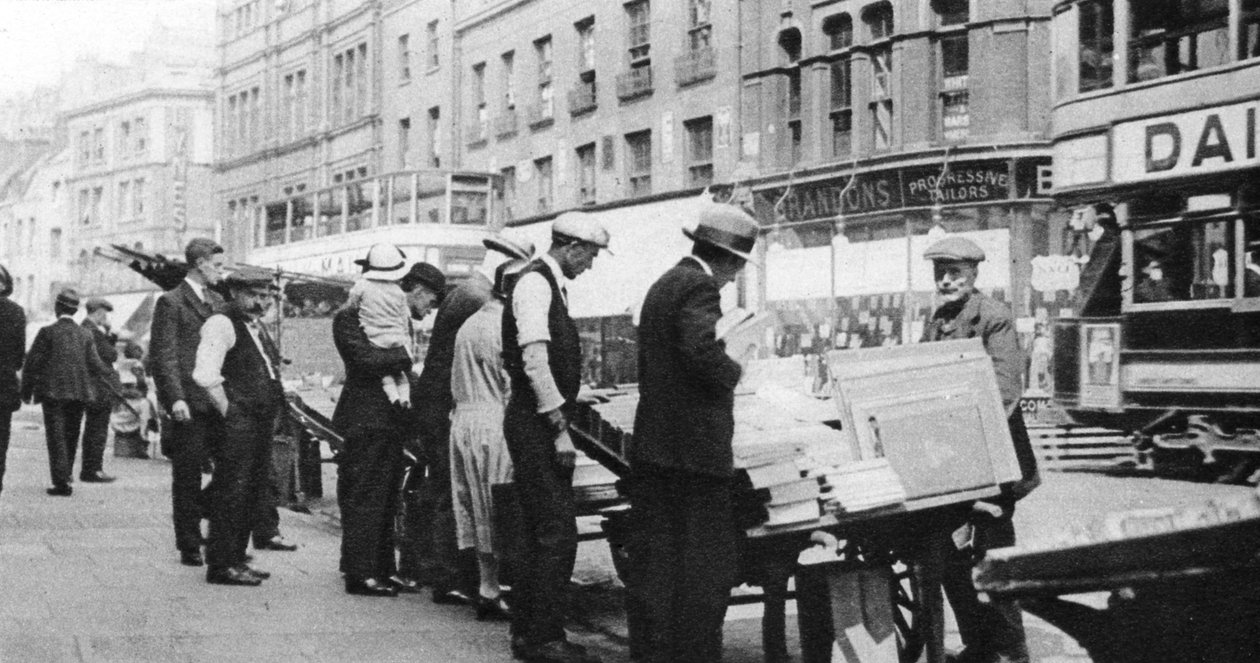 ロンドン、ショーディッチ ハイ ストリートの書店、1926～1927 年。 作： ホイフィン